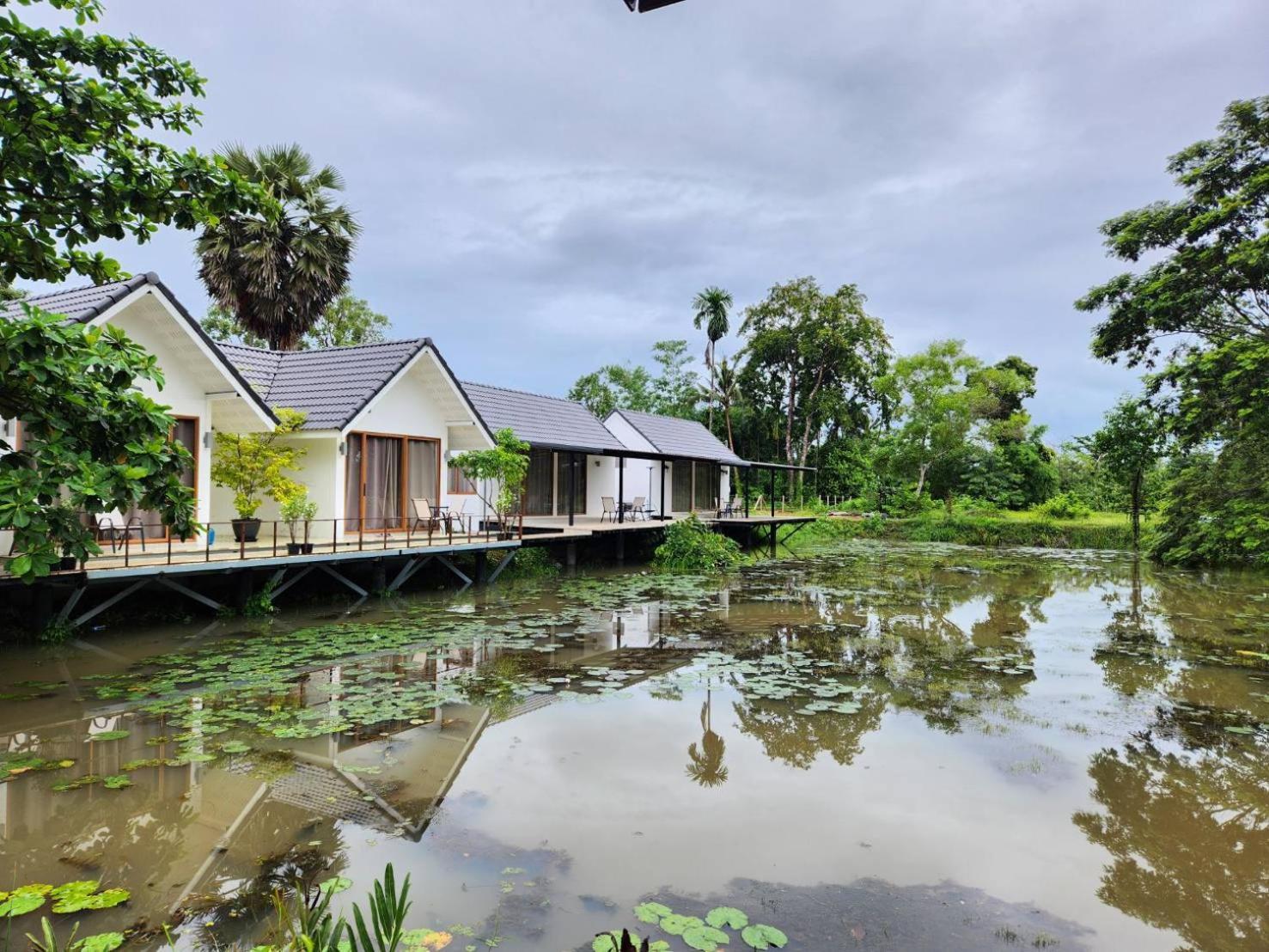 The Duck Cafe And Resort Trat Exterior photo